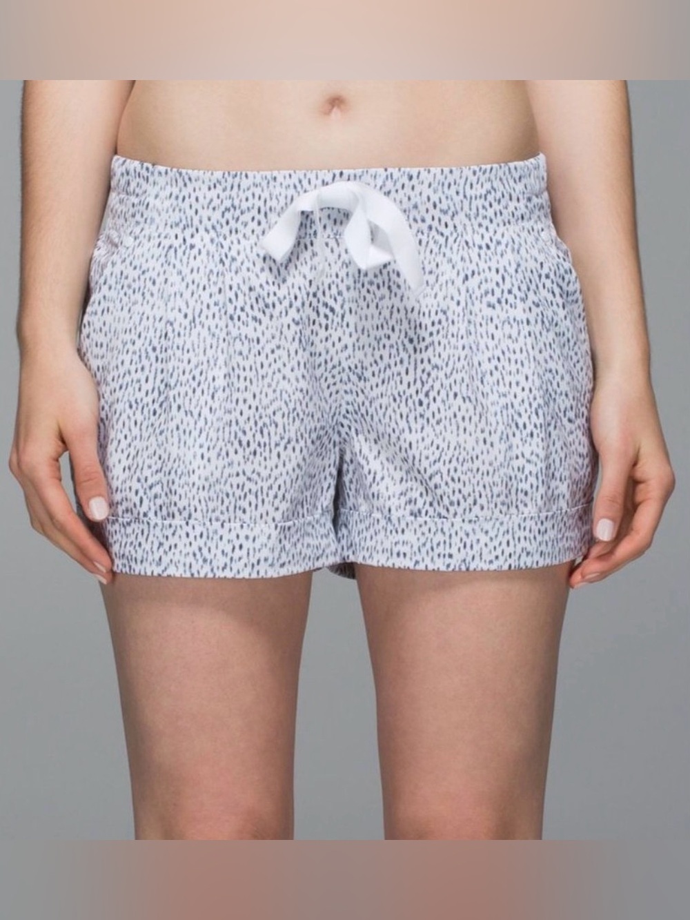 Lululemon Spring Break Away Shorts Dottie Dash White Black Size 6 EUC